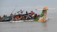 Pesawat jatuh di dekat Danau Victoria, Tanzania, Minggu, 6 November 2022. (dok. SITIDE PROTASE / AFP)