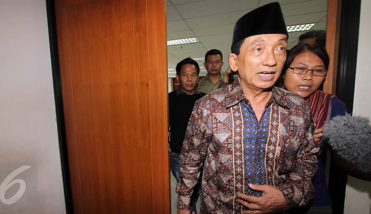 Terdakwa kasus suap gas alam Bangkalan, Fuad Amin diwawancarai usai sidang lanjutan di Pengadilan Tipikor, Jakarta, Kamis (13/8). Agenda sidang Mantan Bupati Bangkalan itu guna mendengarkan keterangan 25 saksi. (Liputan6.com/Helmi Afandi)