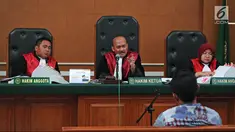 Majelis hakim memberi pertanyaan kepada saksi yang dihadirkan dalam kasus dugaan penipuan perjalanan umrah First Travel di PN Kota Depok, Jawa Barat, Senin (9/4). Agenda sidang mendengarkan keterangan saksi ahli. (Liputan6.com/Herman Zakharia)