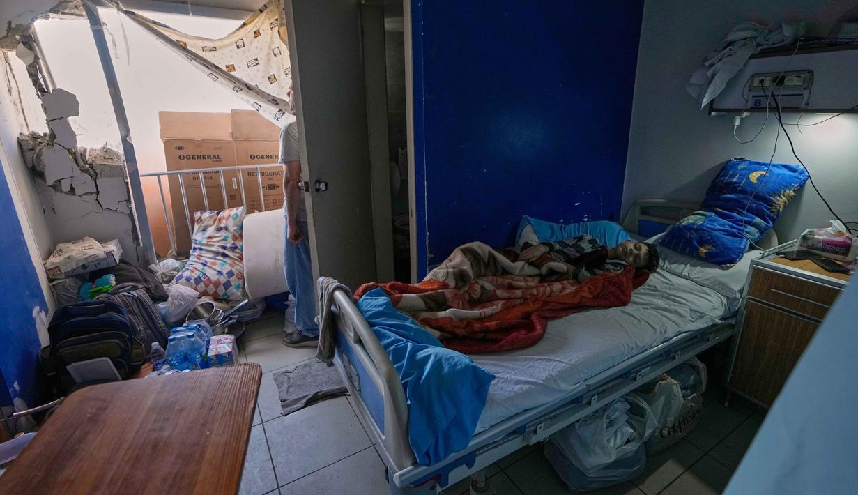 Seorang anak laki-laki yang sakit terbaring di kamar yang rusak di Rumah Sakit Jabal Amel, setelah serangan udara Israel pada Senin (1/6) yang menghantam gedung di dekatnya, di kota pelabuhan selatan Tyre, Lebanon, Selasa 2 Juni 2026. (AP Photo/Mohammed Zaatari)
