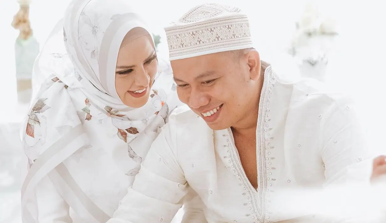 "Honey, my darling, my Sweetheart, Dengan hati yang tulus saya terima mas kawin ini. InsyaAllah akan saya jaga, saya pelihara dengan sebaik-baiknya," ucap Angel Lelga. (Instagram/antijittersphoto)