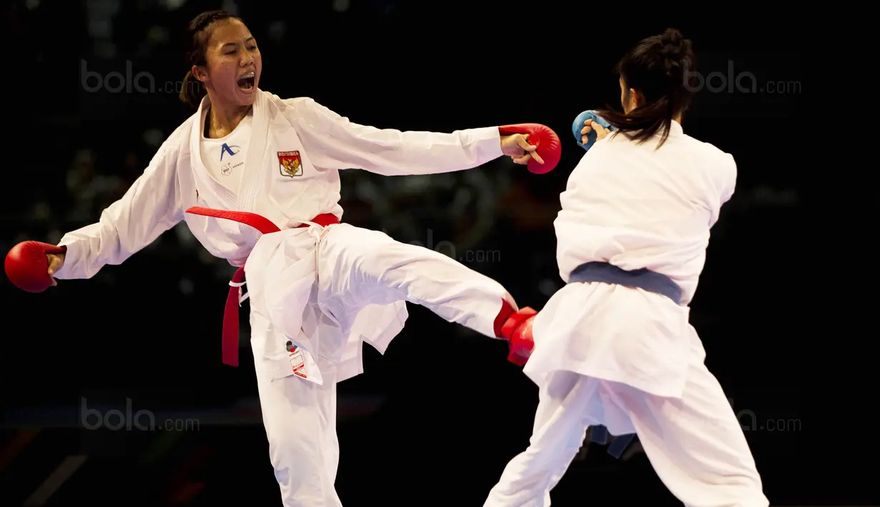 Karateka Indonesia, Srunita Sari, saat melawan karateka Thailand, Paweena Raksachart, pada cabang karate kelas kumite bawah 50 kg di KLCC, Kuala Lumpur, Selasa (22/8/2017). Srunita berhasil meraih emas untuk Indonesia. (Bola.com/Vitalis Yogi Trisna)