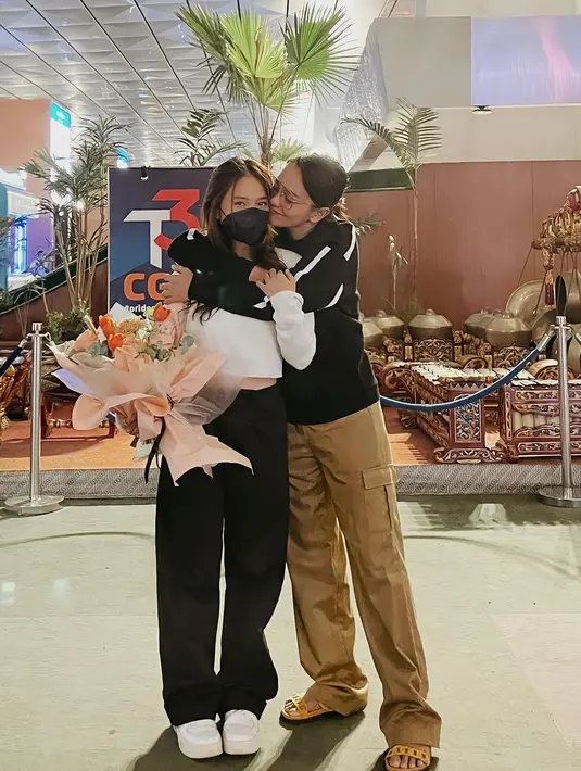 Ririn Ekawati melepas sang putri, Jasmine Abeng, kuliah di luar negeri (Foto: Instagram @ririnekawati)