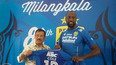 Manajer Persib Bandung, Umuh Muchtar, memperkenalkan pemain anyarnya, Carlton Cole di Graha Persib Bandung, Jawa Barat, Kamis (30/3/2017). Carlton Cole resmi diperkenalkan sebagai striker baru Maung Bandung. (Bola.com/Erwin Snaz)