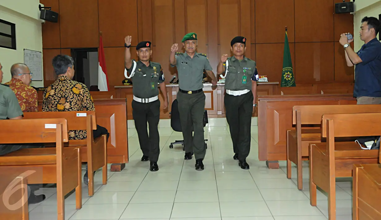 Terdakwa Brigjen Teddy Hernayadi (tengah) dikawal Provos meninggalkan ruang sidang di Pengadilan Militer Jakarta, Rabu (30/11). Brigjen Teddy menjalani vonis dalam kasus korupsi mencapai USD 12 juta di Kementerian Pertahanan. (Liputan6.com/Helmi Afandi)