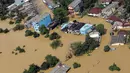 Foto udara yang diambil pada 27 Mei 2017 memperlihatkan banjir merendam daerah Kiriella, di distrik Ratnapura, Sri Lanka. Menurut otoritas setempat, banjir dan tanah longsor di Sri Lanka telah menewaskan setidaknya 165 orang . (AP Photo/Rukmal Gamage)