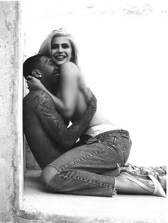 Sabtu (19/11) merupakan hari jadi Tyga yang ke-27 tahun. Dua hari sebelumnya, Tyga diberi kejutan oleh anaknya, King Kairo, dan Kylie. Terlihat dalam akun snapchat milik Kylie, berbagai kue ulang tahun dan balon mewarnai pesta itu. (Instagram/Kyliejenner)