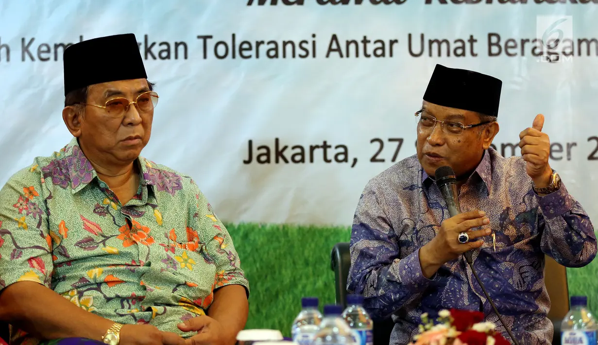 Ketua Umum PBNU KH Said Aqil Siradj bersama Bendahara Umum PBNU Bina Suhendra (kiri) menghadiri sekaligus membuka acara Sarasehan Lintas Agama Merawat Kebhinekaan di Gedung PBNU, Jakarta, Rabu (27/9). (Liputan6.com/Johan Tallo)