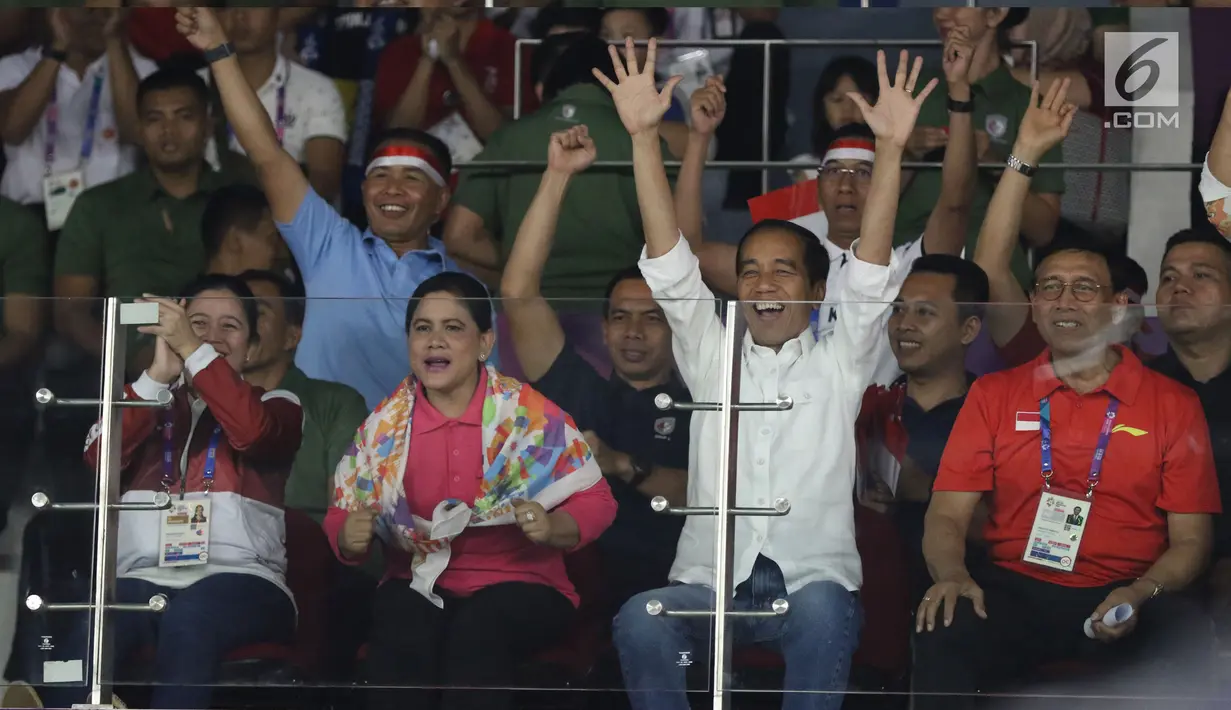 Ibu Negara, Iriana Jokowi (kedua kiri) saat menyaksikan laga final bulutangkis beregu putra Asian Games 2018 antara Indonesia melawan China di Istora Kompleks GBK, Jakarta, Rabu (22/8). Indonesia kalah dari China 1-3. (Liputan6.com/Helmi Fithriansyah)