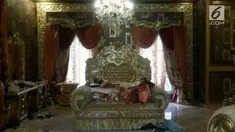 Melihat kamar utama, terdapat ranjang megah dengan hiasan gorden yang disinyalir bernilai Rp 700 juta.