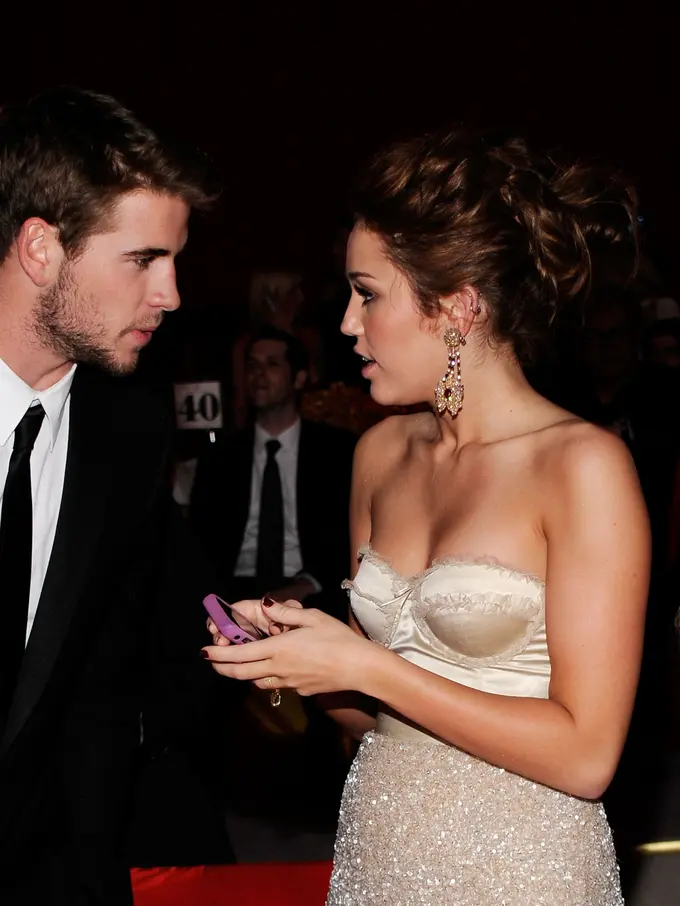 Miley Cyrus tengah berpisah jarak dengan Liam Hemsworth dan memilih pulang ke Tennessee.