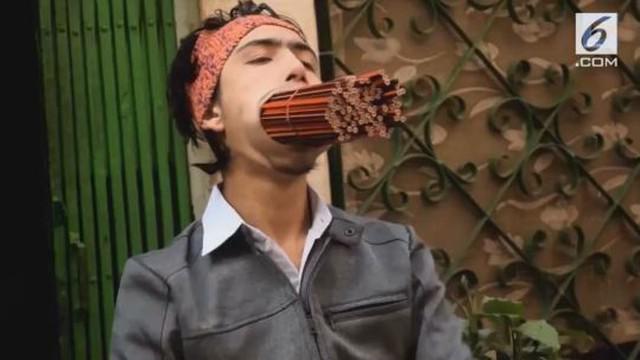 Seorang pria di India mampu memasukkan ratusan pensil ke dalam mulutnya dalam waktu bersamaan.