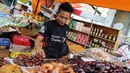 Pedagang buah kurma menggelar dagangannya di pasar Tanah Abang, Jakarta, Selasa, (9/6/2015). Menjelang Ramadan Banyaknya pedagang kaki lima (PKL) yang menggelar dagangan di pinggir jalan menyebabkan daerah Tanah Abang macet. (Liputan6.com/Helmi Afandi)