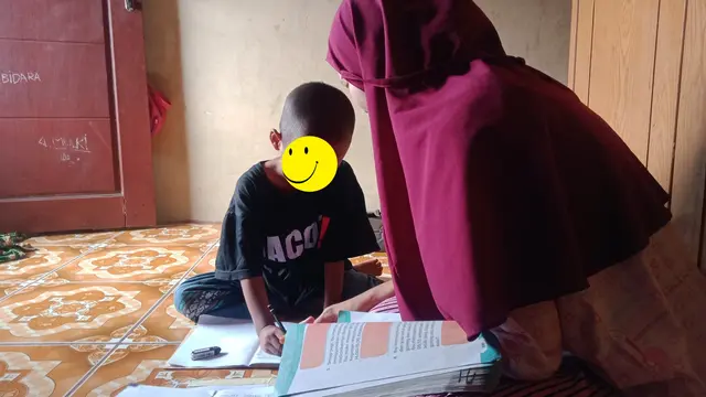 Gadis Lulusan SMP Ini Biayai Sendiri Sekolah Kejar Paket C, Kisahnya Bikin Haru