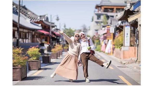 Menikmati liburan di Korea Selatan, keduanya terlihat sangat bahagia.