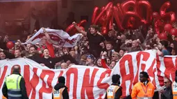 Para fans Liverpool memberikan dukungan kepada timnya dalam laga lanjutan Liga Inggris 2024/2025 melawan Chelsea di Stamford Bridge, London, Inggris, Minggu (04/05/2025) waktu setempat. (AFP/Henry Nicholls)