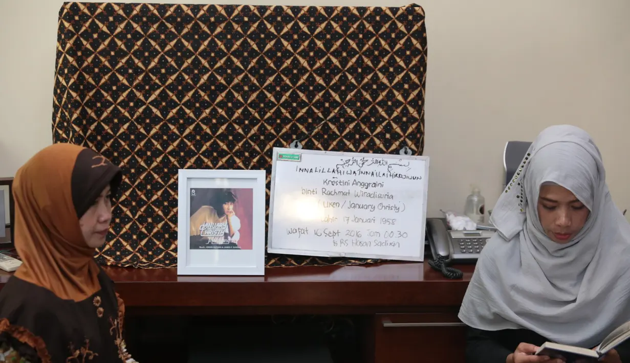 "Sakitnya Paru-paru, udah lama juga. Dari 28 april 2016 pernah dirawat 10 hari, abis itu pulang terus ngedrop lagi dan masuk rumah sakit lagi 12 juli sampe sekarang (meninggal)," ucap Riza Wiradisuria. (Adrian Putra/Bintang.com)