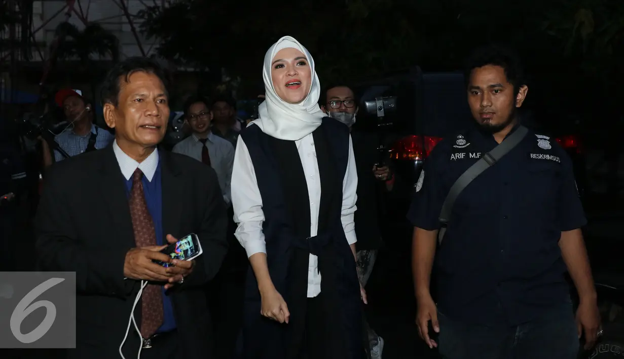 Delia Septianti (tengah) bersama kuasa hukumnya (kiri) usai melapor di Polda Metro Jaya, Selasa (19/7). Delia Septianti melaporkan balik rekan bisnisnya, Amelia ke Polda Metro Jaya atas tuduhan pencemaran nama baik. (Liputan6.com/Herman Zakharia)