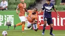 Pemain Chiangrai United, Mailson Francisco, dijatuhkan pemain Melbourne Victory, Brandon Lauton, pada laga Liga Champions Asia di Melbourne, Selasa (11/2). Melbourne menang 1-0 atas Chiangrai. (AFP/William West)