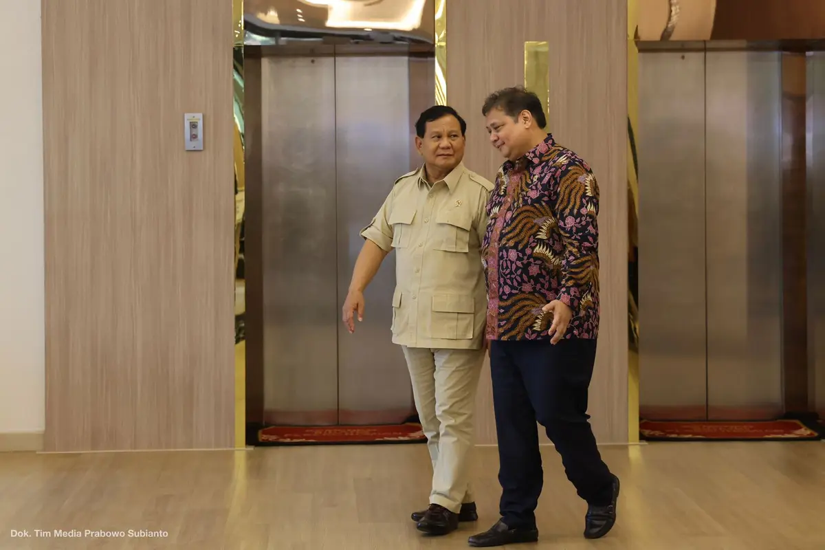 Menteri Pertahanan Prabowo Subianto menemui Menteri Koordinator Bidang Perekonomian Airlangga Hartarto di kantor Kemenko Perekonomian, Jakarta, Senin (19/9) (Muhammad Genantan Saputra/Merdeka.com)