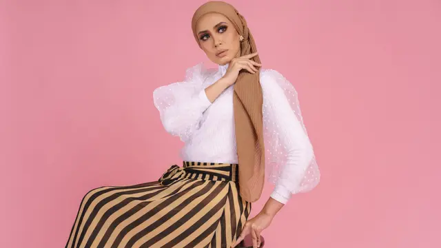 Wanita berhijab dengan fashion mini skirt