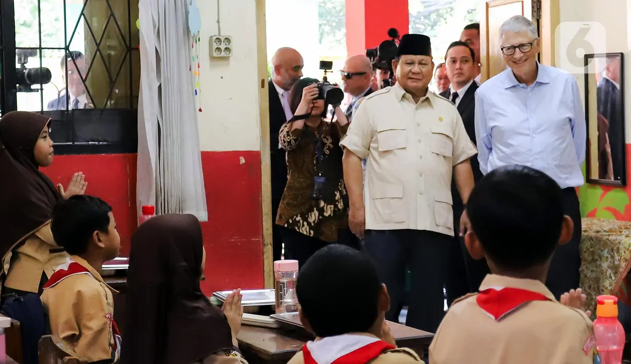 Keduanya masuk ke salah satu ruangan kelas untuk meninjau langsung program MBG. (Liputan6.com/Herman Zakharia)
