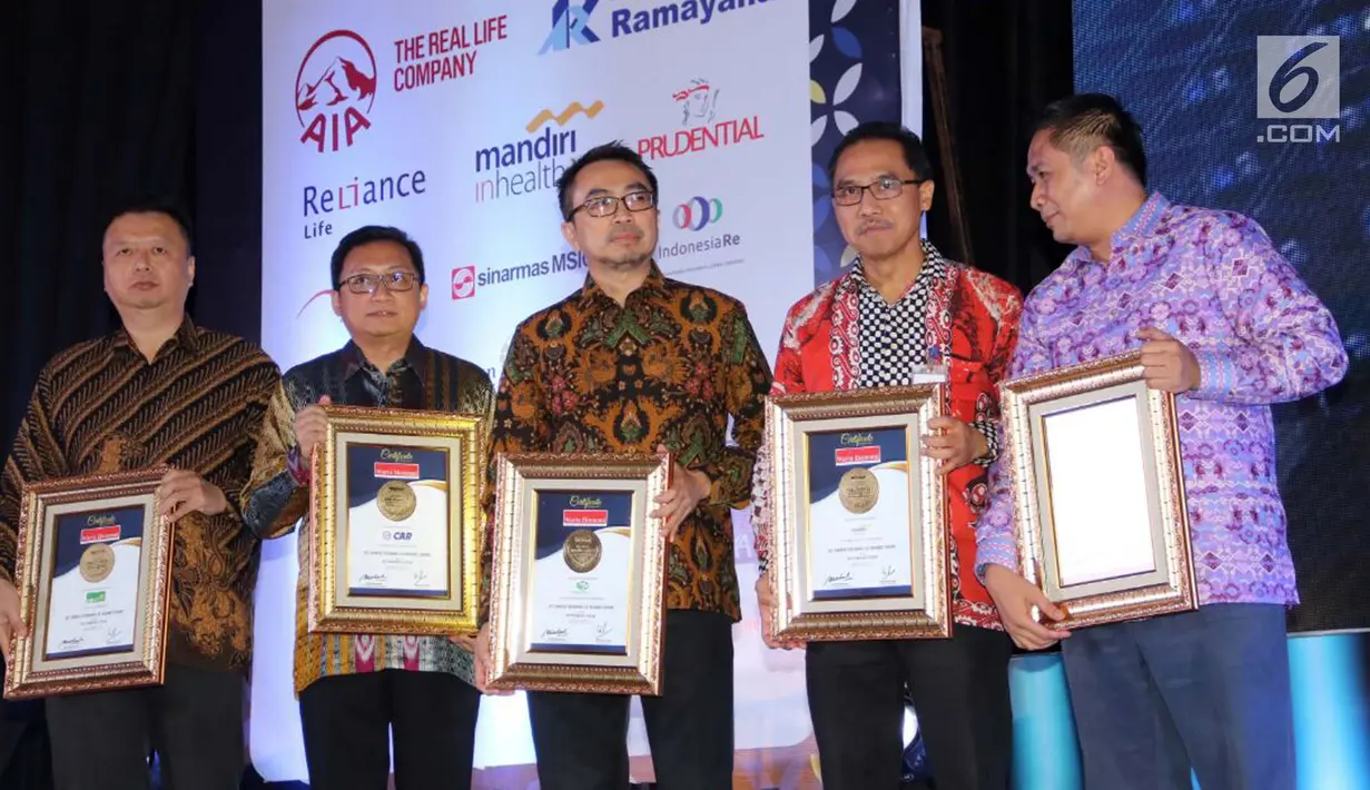 Dirut  Mandiri Inhealth Iwan Pasila (kedua kanan) menerima penghargaan Best Financial Performance Life Insurance Company 2017, Rabu (27/9).  Ini sebagai Apresiasi kepada perusahaan asuransi terbaik berdasar pilihan konsumen. (Liputan6.com)