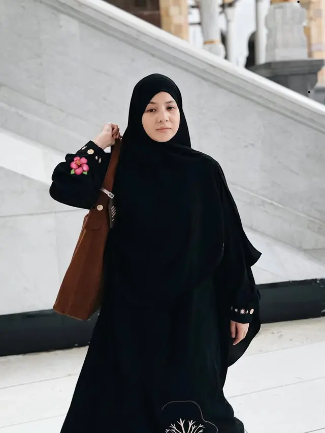 Natasha Rizky saat Umrah di Ramadan 2026 tanpa makeup. [@natasharizkynew]