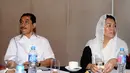 Kepala BNPT Komjen Pol Suhardi Alius (kiri) bersama Direktur eksekutif Wahid Institute, Yenny Wahid di Jakarta, Senin (28/11). Keduanya bertemu dalam Seminar 'Mempromosikan Kerukunan Sosial-Keagamaan di Indonesia. (Liputan6.com/Helmi Fithriansyah)