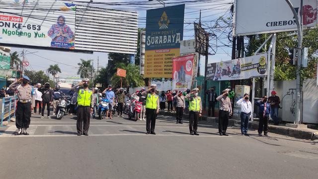 Saat Pengendara Berhenti di Lampu Merah Cirebon, Hormat Saat Merah Putih Berkibar