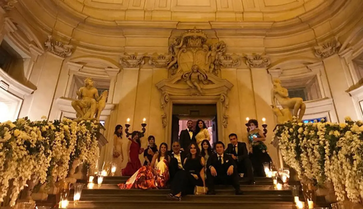 Beberapa foto Luna Maya di Italia dibagikan dalam akun Instagram pribadinya. Diantaranya terlihat pose bareng Lion The King, bersantai di Villa Tre Ville Positano dan masih banyak lagi. Luna berangkat beberapa hari sebelum lebaran. (Instagram/lunamaya)