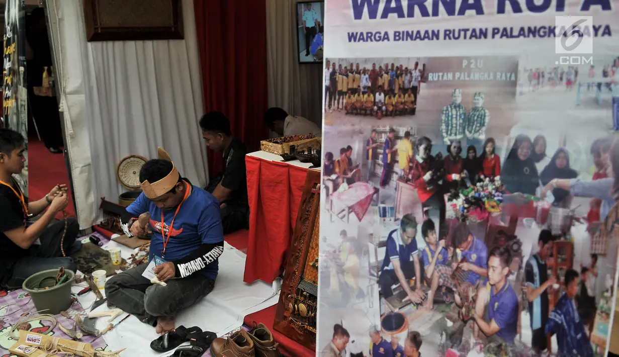 Warga binaan membuat kerajinan tangan saat acara Indonesian Prison Art Festival (IPAFest) 2018 di Taman Ismail Marzuki, Jakarta, Senin (23/4). Festival ini berlangsung mulai 23 hingga 24 April 2018. (Merdeka.com/Iqbal S Nugroho)