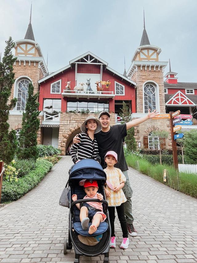 7 Tahun Menikah, Ini 8 Potret Harmonis Keluarga Chelsea Olivia dan Glenn Alinskie