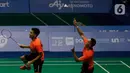 Ganda putra Indonesia, Fajar Alfian/Muhammad Rian Ardianto mengembalikan kok ke arah pasangan Malaysia, Aarron Chia/Soh Wooi Yik pada final bulutangkis beregu putra SEA Games 2019 di Multinlupa Sport Center, Rabu (4/12/2019). Fajar / Rian kalah 17-21 dan 13-21. (Bola.com/M Iqbal Ichsan)