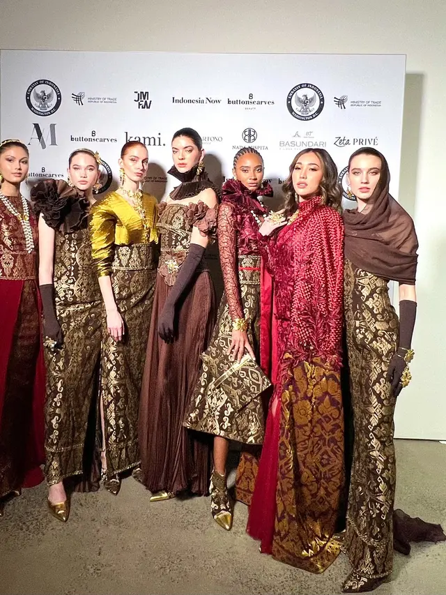 Lenny Hartono Pamer Kain Songket Lewat Koleksinya di New York Fashion Week
