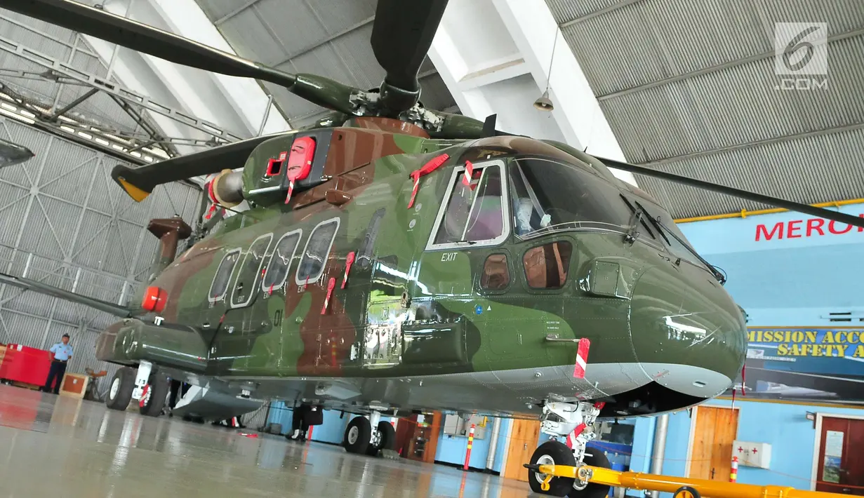 Penampakan Helikopter Agusta Westland 101 (AW-101) yang diperiksa penyidik KPK yang berada di Pangkalan Udara Halim Perdanakusuma, Jakarta (24/8). Setiap bagian heli tersebut tak luput dari pengecekan. (Liputan6.com/Helmi Afandi)