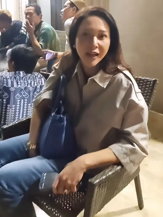 Gayanya semakin kasual dengan memadukan atasan tersebut dengan celana denim panjang sambul membawa tas Hermes Navynya. [@kalinaocktaranny]