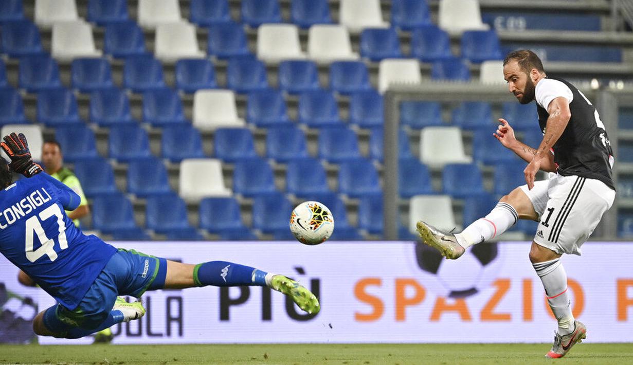 Striker Juventus, Gonzalo Higuain, mencetak gol ke gawang Sassuolo pada laga Serie A di Stadion Mapei, Rabu (15/7/2020). Kedua tim bermain imbang 3-3. (Massimo Paolone/LaPresse via AP)