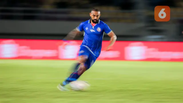 Pemain Arema FC, Dalberto menguasai bola saat menghadapi Borneo FC pada laga final Piala Presiden 2024 di Stadion Manahan, Solo, Minggu (4/8/2024). (Bola.com/Bagaskara Lazuardi)