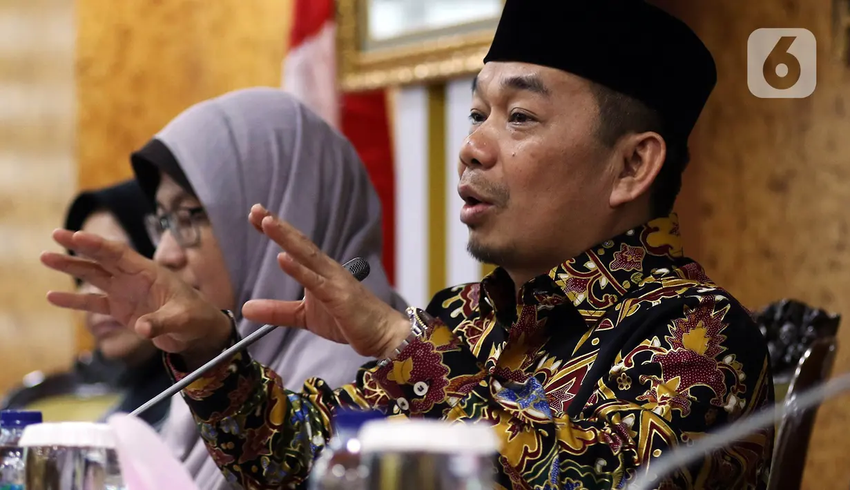 Ketua Fraksi PKS, Jazuli Juwaini memberikan keterangan pers di Kompleks Parlemen, Senayan, Jakarta, Rabu (15/1/2020). Sebanyak 50 orang anggota Fraksi PKS DPR RI menandatangani usulan pembentukan Pantia Khusus (Pansus) PT Asuransi Jiwasraya (Persero). (Liputan6.com/Johan Tallo)