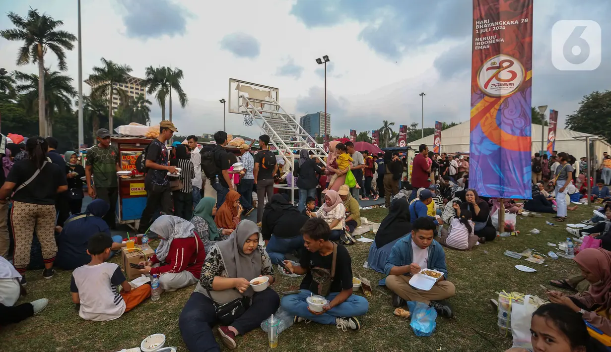 Polri menyiapkan booth makanan dan minuman secara gratis dari 150 UMKM untuk warga yang hadir. (Liputan6.com/Angga Yuniar)