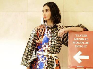 Penampilan Marsha Timothy dengan dress batik ini terlihat begitu elegan. Meski memiliki model cukup sederhana, namun dress batik yang dipakai olehnya tetap ditambahkan sebuah ikat pinggang kecil berwarna putih untuk menambah detail cantiknya. (Liputan6.com/IG/@marshatimothy)