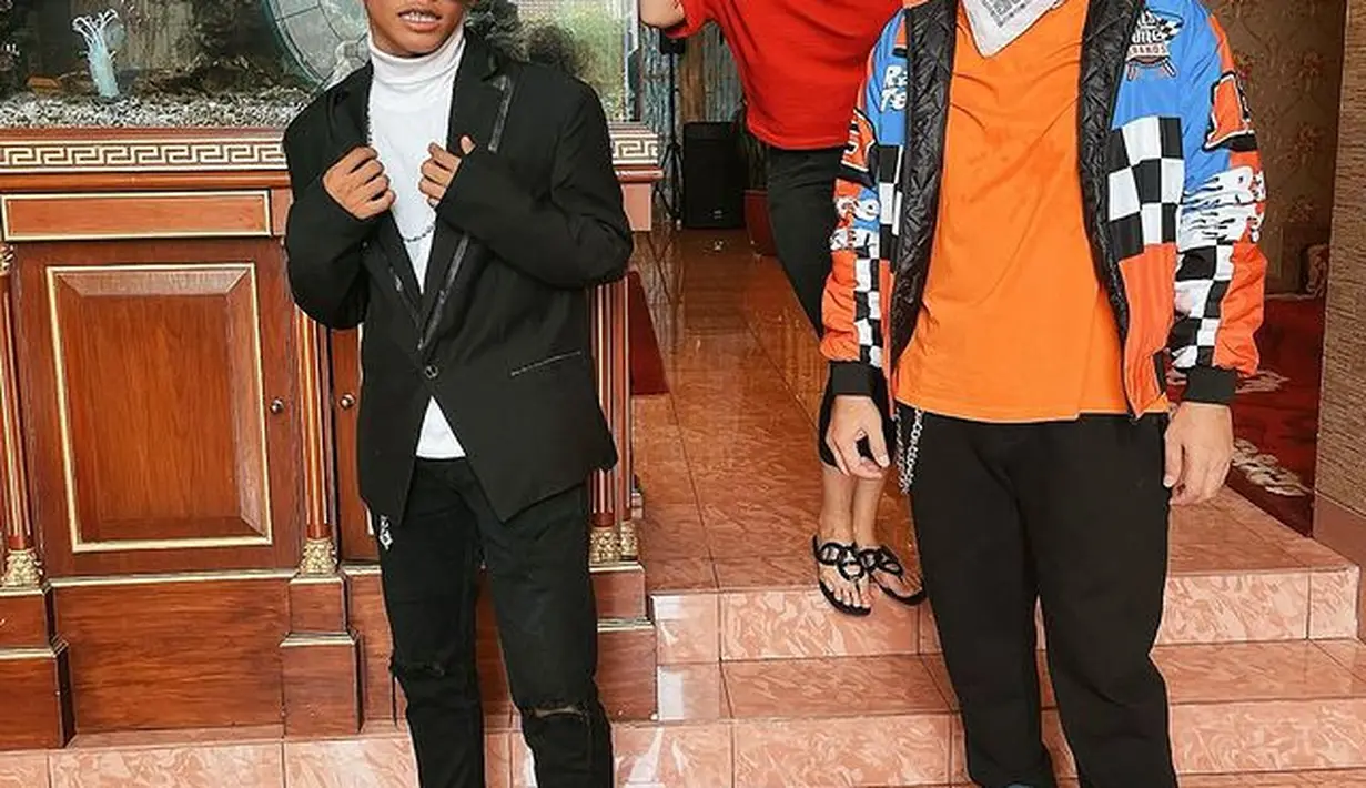 Rumah mewah Inul Daratista di kawasan elit Pondok Indah Jakarta Selatan kedatangan tamu Roy Citayam yang terkenal bersama pergelaran mode Citayem Fashion Week. Kedatangan tamu spesial, Adam Suseno tak mau kalah modis. Mengenakan kaus oranye, jaket oranye beraksen abstrak, plus celana hitam lengkap dengan rantainya, Adam Suseno percaya diri berpose bareng Roy. Kacamata membentuk kata “cool” bikin Inul Daratista tak habis pikir. “Ya ampun bojoku rek,” cuitnya. (Foto: Dok. Instagram @inul.d)