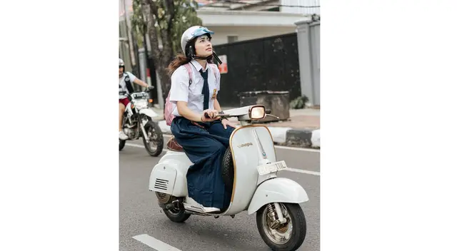 Potret Sintya Marisca Kendarai Vespa (Sumber: Instagram/sintyamarisca)