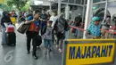Sejumlah calon penumpang yang akan menggunakan jasa kereta api di Stasiun Pasar Senen, Jakarta, Jumat (14/4). (Liputan6.com/Helmi Afandi)