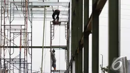 Pekerja menyelesaikan proyek pembangunan Ruang Tunggu Penumpang di Stasiun Senen, Jakarta, Senin (24/11/2014). (Liputan6.com/Faizal Fanani)