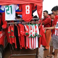 Tak hanya penjual minuman atau makanan, pedagang jas hujan pun meraup untung di final Piala AFF 2016 yang digelar di Stadion Pakansari. (Bintang.com/Adrian Putra)