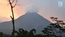 Gunung Merapi mengeluarkan asap putih terlihat dari pos pengamatan Babadan Muntilan, Jumat ( 25/5). Dengan status waspada, pemerintah mengimbau masyarakat tetap tenang dan menjauhi zona bahaya tiga kilometer dari puncak merapi. (Liputan6.com/Gholib)