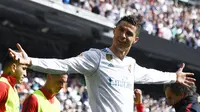 Bintang Real Madrid, Cristiano Ronaldo, merayakan gol yang dicetaknya ke gawang Atletico Madrid pada laga La Liga Spanyol di Stadion Santiago Bernabeu, Madrid, Minggu (8/4/2018). Kedua klub bermain imbang 1-1. (AFP/Gabriel Bouys)