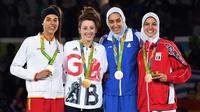 Atlet taekwondo wanita, Kimia Alizadeh Zenoorin (Iran) dan Hedaya Wahba Malak (Mesir), meraih medali perunggu di kelas 57 kg, Kamis (18/8/2016). (AFP/Kiriil Kudryavtsev)